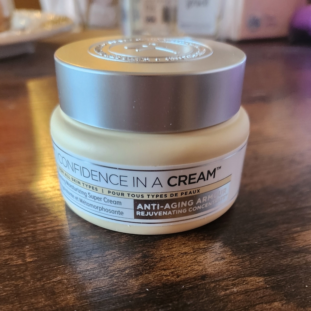 It cosmetics Confidence in a cream